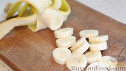 Творожно-банановый мусс: Добавить нарезанный банан и ваниль (ванильный сахар).