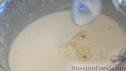 Блины на сгущенном молоке: В готовое тесто влить подсолнечное масло, перемешать и дать тесту постоять 10-15 минут.