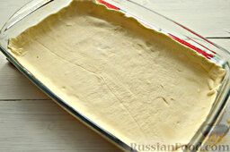 Открытый пирог с картофелем, зеленью и сыром: Пласт подготовленного теста раскатываем на припорошенной мукой поверхности. Тесто начинаем укладывать в форму, смазанную маслом.