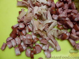 Солянка: Нарезать колбаски полукольцами, разобрать копченое куриное мясо по волокнам или нарезать.