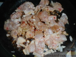 Куриное филе с аджикой: На разогретую сковородку высыпаем лук, обжариваем до мягкости лука, добавляем филе. Поливаем соевым соусом, тушим до готовности мяса.