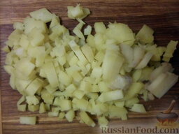 Салат с копченой курицей и свежим огурцом: Вареный картофель нарезать мелким кубиком.