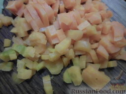 Салат с копченой курицей и свежим огурцом: Таким же образом нарезать вареную и очищенную от кожуры морковь.