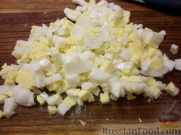 Салат с копченой курицей и свежим огурцом: Вареные яйца очистить от скорлупы. Нарезать кубиком.