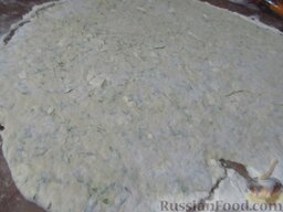 Лепешки с брынзой и укропом: Раскатайте тесто в пласт толщиной 0,5 см.