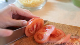 Пиде с сыром и яйцом: Нарезать помидоры.
