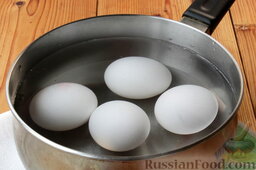 Салат из яиц: Крупные яйца моем (тщательно, с губкой), традиционным способом отвариваем вкрутую, заливаем холодной водой — остужаем.