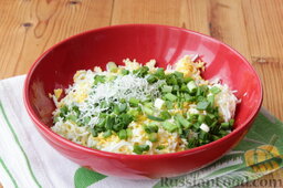 Салат из яиц: В миску с измельченными яйцами добавляем твердый сыр и зеленый лук, по желанию добавляют свежие укроп, петрушку.