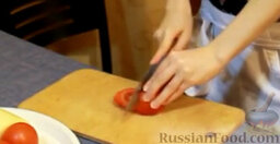 Салат-закуска "Капрезе": Нарезаем кружочками помидоры, толщиной примерно 0,5 см.