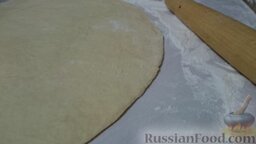 Булочки с творогом и изюмом: Раскатать тесто в пласт, толщиной 0,5-1 см.