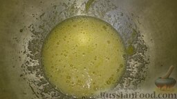 Булочки с творогом и изюмом: В большой миске взбиваем яйца (комнатной температуры) с сахаром.