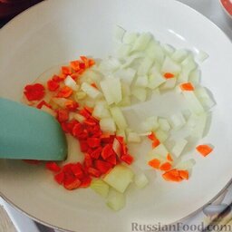 Макароны с мясом: Нашинкованный лук и нарезанную кубиками морковь обжарить.