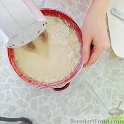 Печенье на кефире: Далее добавить буквально полстакана муки, начать замешивать тесто, постепенно добавляя остальную муку. Получится крутое тесто. Дать ему постоять 30 минут.