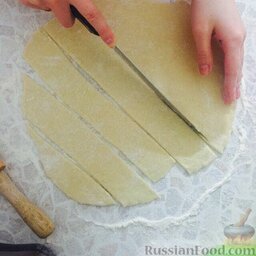 Печенье на кефире: Разрезать пласт на печенюшки любой формы, по желанию. Можно вырезать формочками.