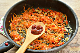Макароны с отварной говядиной и овощами: В процесс пассировки измельченных овощей вводим томатный соус. Перемешиваем.