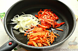 Азу со свининой и болгарским перцем: Очищенные овощи нарезаем в форме соломки. Морковку, репчатый лук и болгарский красный сладкий перец выкладываем на сковороду, в которую предварительно вливаем и подогреваем растительное масло.