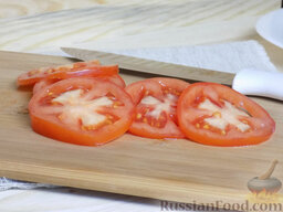 Блинный торт: Острым ножом порежем помидоры кружочками.