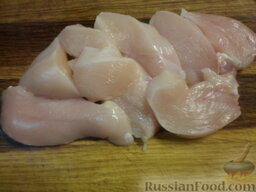 Куриные отбивные в сырном кляре: Вымытое куриное филе нарезаем слайсами, толщиной примерно 1 см.