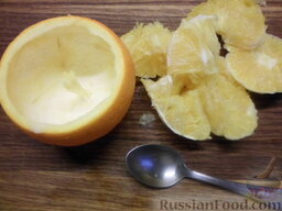 Фруктовый салат в апельсине: Используя ложку, аккуратно вынуть середину апельсина.