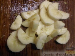 Фруктовый салат в апельсине: Нарезать бананы полукольцами или кубиками.