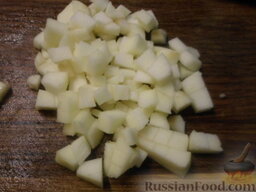 Фруктовый салат в апельсине: Нарезать яблоко.