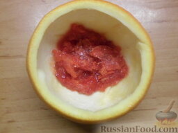 Фруктовый салат в апельсине: Во внутрь апельсина насыпать 2 ч. ложки замороженной клубники или клубничного варенья.