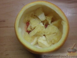 Фруктовый салат в апельсине: Добавить апельсин, залить 1 ч. ложкой меда. Затем добавить измельченные орехи.