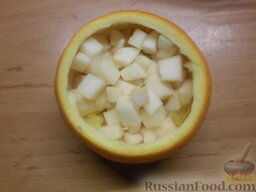 Фруктовый салат в апельсине: Засыпать яблоком. Каждый слой пропитывать небольшим количеством меда либо варенья.