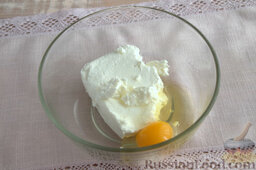 Сырники без муки: Как приготовить сырники без муки:    Выкладываем творожную массу в креманку, добавляем сырое яйцо.