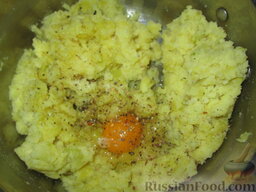 Картофельные пирожки с колбасками и зеленью: Картофель отварить в мундире до готовности. Затем превратить картофель в пюре. Добавить яйцо, специи и хорошо перемешать.