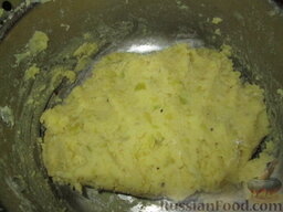 Картофельные пирожки с колбасками и зеленью: Добавить немного муки и опять все перемешать.