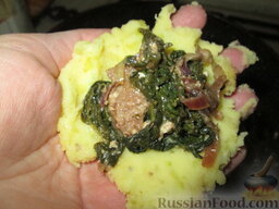 Картофельные пирожки с колбасками и зеленью: На ладонь кладем небольшое количество картофельной массы, на нее - начинку.