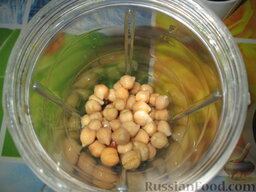 Хумус: В чашу блендера помещаем нут (жидкость не выливаем, она нам еще понадобится).