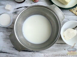 Сливочный крем: Молоко влейте в небольшую мисочку, добавьте пищевой ароматизатор.   Поставьте емкость на плиту, доведите до кипения, прокипятите жидкость несколько минут. Теперь отставьте мисочку и остудите ванильное молоко до комнатной температуры.