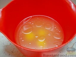 Заварные блины "Спираль" на сыворотке: Сыворотку (теплую), яйца и растительное масло взбить венчиком.