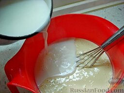 Заварные блины "Спираль" на сыворотке: Развести молоко водой и вскипятить. Продолжая перемешивать тесто венчиком, влить тонкой струйкой горячее молоко - это и есть процесс заваривания.