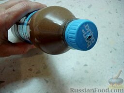 Заварные блины "Спираль" на сыворотке: Перелить шоколадное тесто в бутылку с дыркой в крышке.