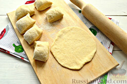 Беляши с картофелем, в духовке: Тесто делим на 10-12 комочков, которые раскатываем в лепешки.