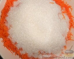 Морковные конфеты: К моркови добавить сахар. (Если вы не любите сильно сладкие конфеты, то необходимо уменьшить количество сахара вдвое.)