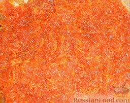 Морковные конфеты: Когда смесь станет густой (карамелизируется), снять с огня и оставить остывать.