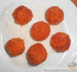 Морковные конфеты: Затем мокрыми руками сформировать шарики, размером чуть больше, чем перепелиное яйцо. Половину конфет обвалять в кокосовой стружке.