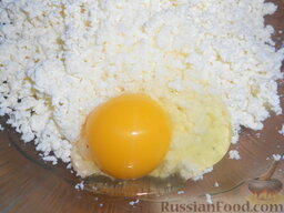 Сырники без муки, с манкой и кокосовой стружкой: Вбить куриное яйцо.