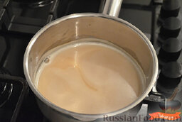 Манник "Сербский кох": Закипятить молоко с сахаром и ванильным сахаром.