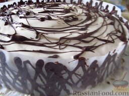 Торт "Бисквит в шоколадной короне": Полоски пергамента прислоните к торту шоколадом внутрь, слегка придавите и поместите в холодильник на 30 минут.   Потом достаньте торт из холодильника и аккуратно снимите пергамент. Шоколадная корона должна остаться на стенках торта.