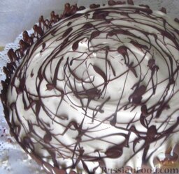 Торт "Бисквит в шоколадной короне": Можно не поливать торт растопленным шоколадом, а посыпать рублеными вафлями или шоколадом.