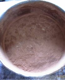 Торт "Бисквит в шоколадной короне": Разъемную форму смажьте сливочным маслом и присыпьте какао. Если в кухне тепло, то лучше поставить форму в холодильник.