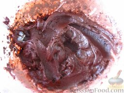 Торт "Бисквит в шоколадной короне": Добавьте смесь какао и муки с разрыхлителем, перемешайте.