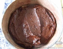 Торт "Бисквит в шоколадной короне": Достаньте форму из холодильника, выложите в нее тесто. Поместите в разогретую до 180 градусов духовку, выпекайте корж около 1 часа (проверьте готовность деревянной палочкой).