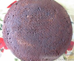 Торт "Бисквит в шоколадной короне": Достаньте готовый пирог из духовки, дайте остыть.