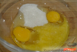 Шоколадные блинчики: Смешать в миске яйца, сахар и растопленное сливочное масло.